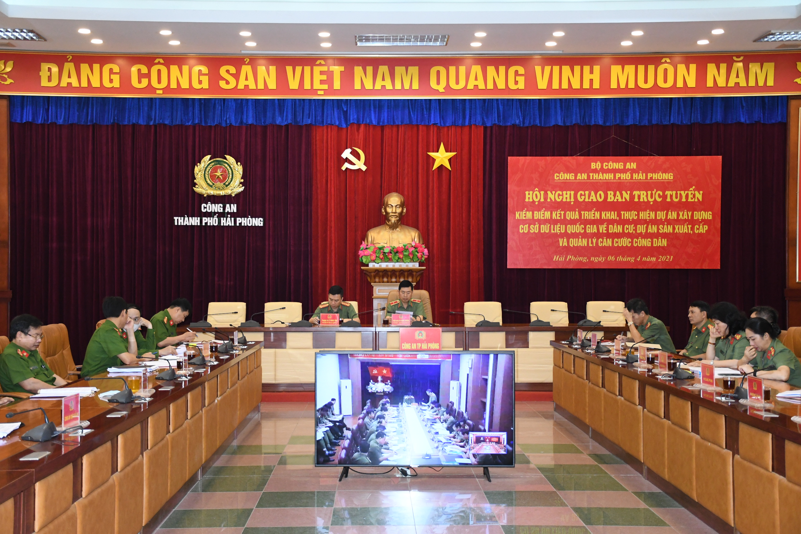 Giao ban trực tuyến kiểm điểm kết quả thực hiện dự án Cơ sở dữ liệu quốc gia về dân cư và dự án Sản xuất, cấp, quản lý Căn cước công dân